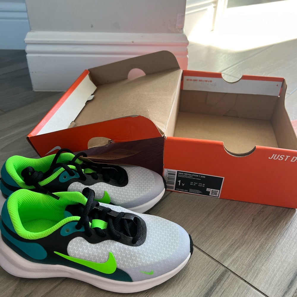 Brand new kids Nikes size 1Y!